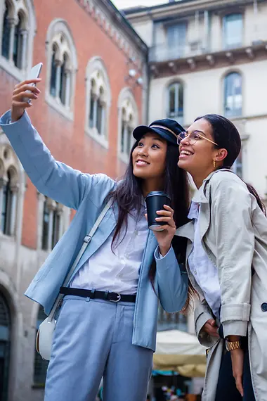 Ziektekostenverzekering buitenlander Twee vrienden nemen een selfie.